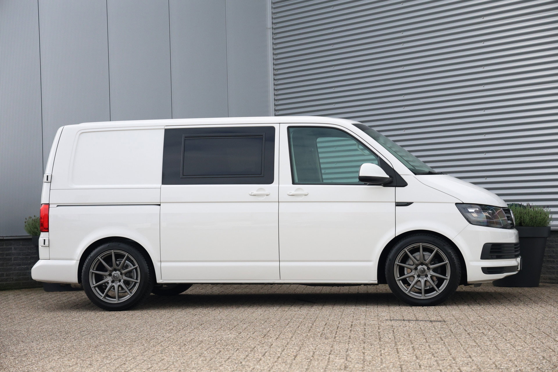 Volkswagen Transporter - 1