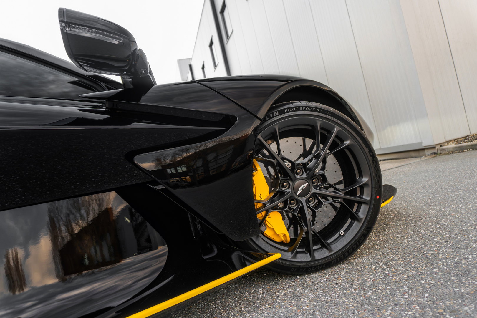 Aston Martin Valhalla