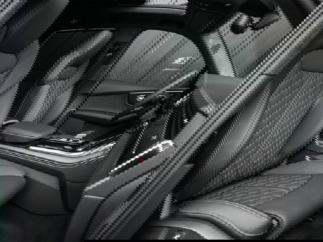 Leder Valcona met S-logo's