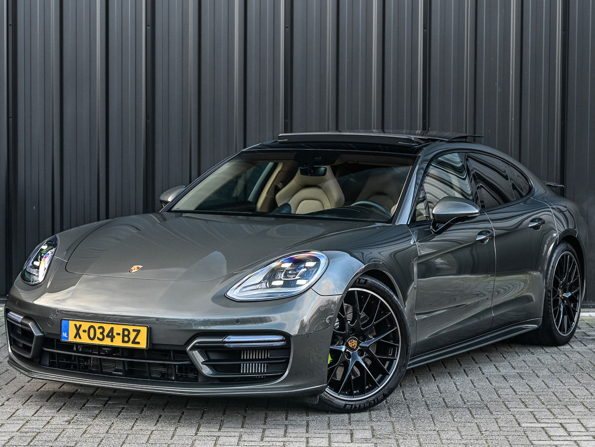 Porsche Panamera - 0