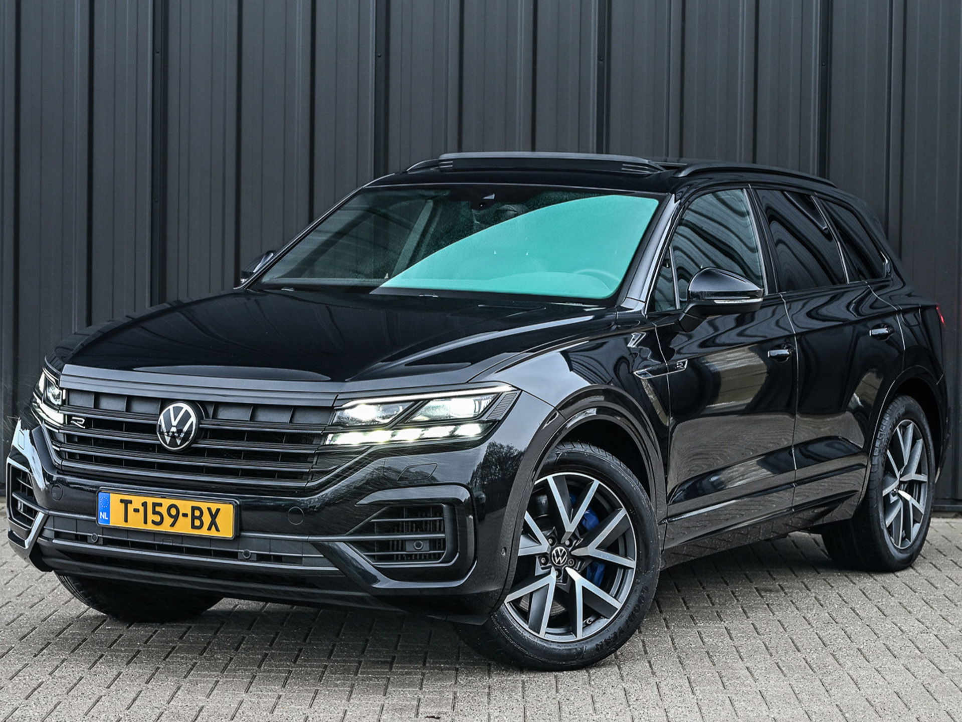 Volkswagen Touareg - 0