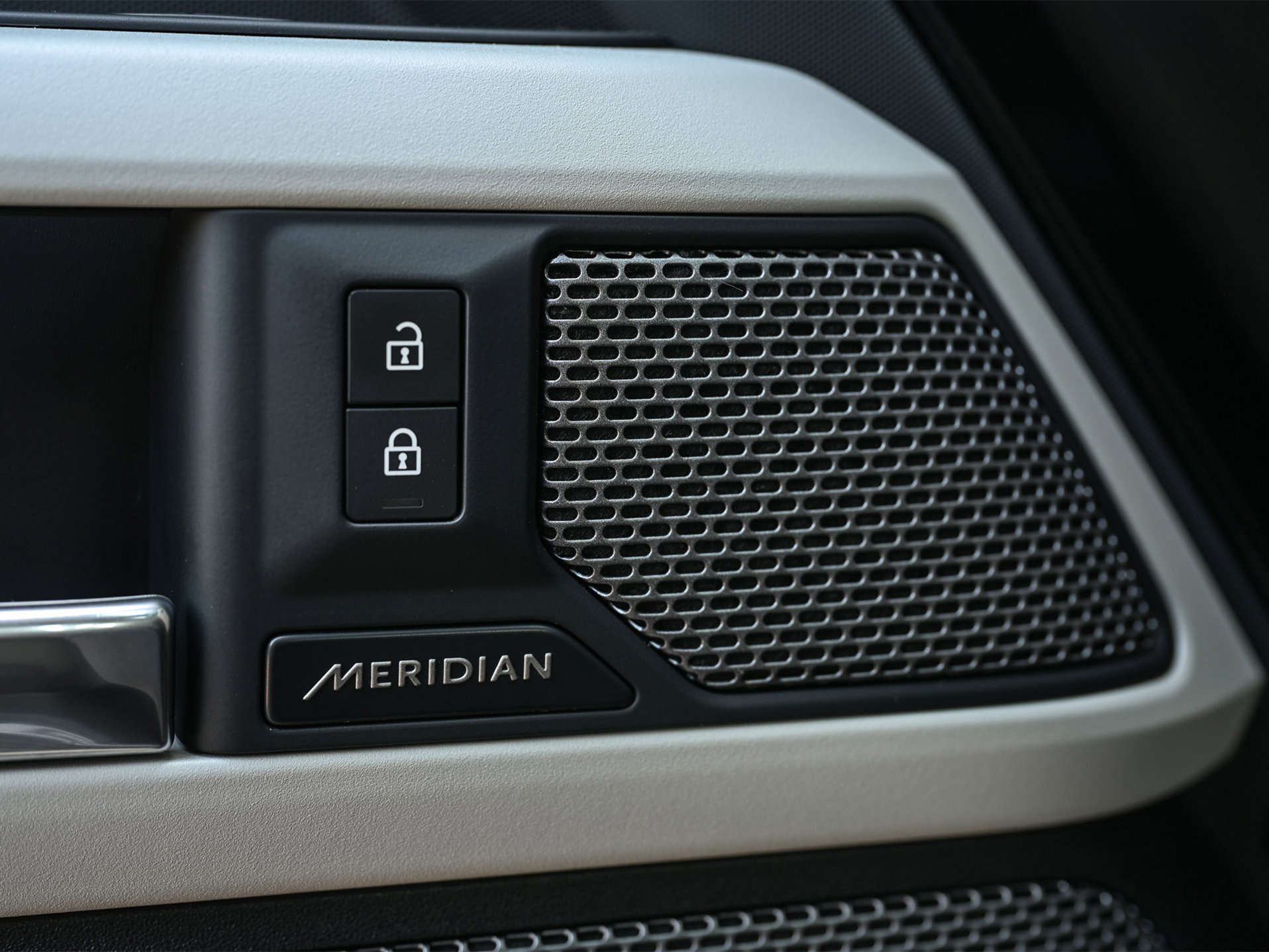 Land Rover Defender - 15