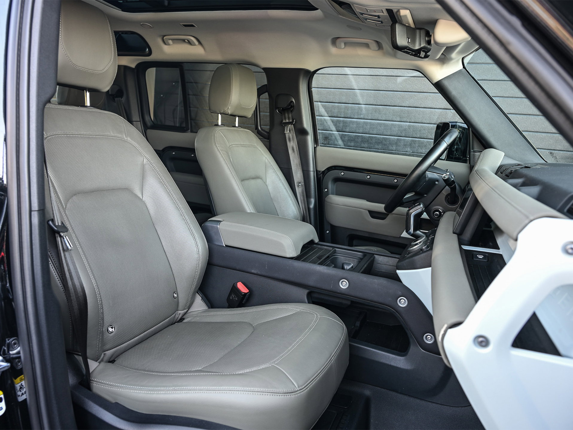 Land Rover Defender - 1