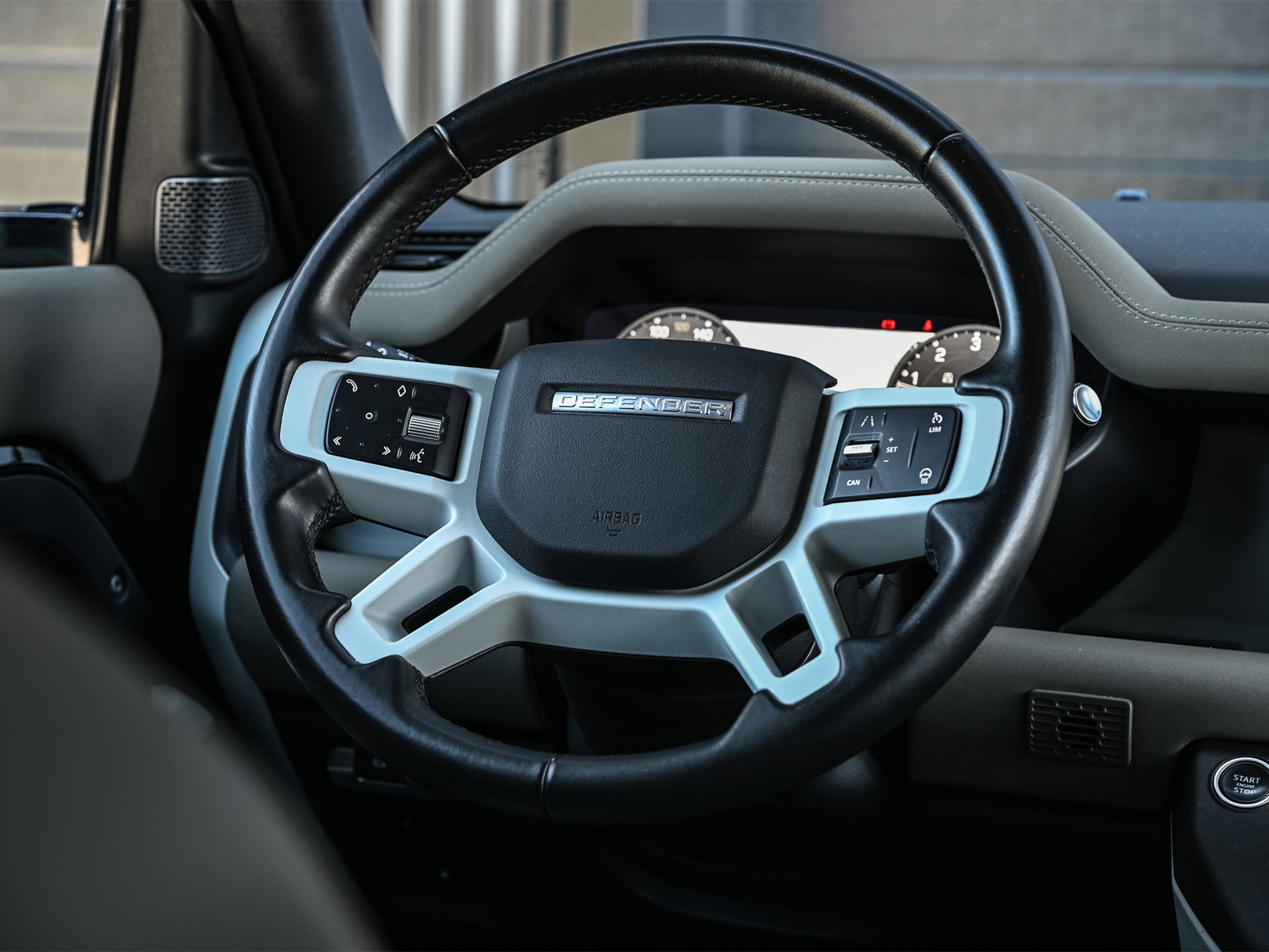 Land Rover Defender - 41