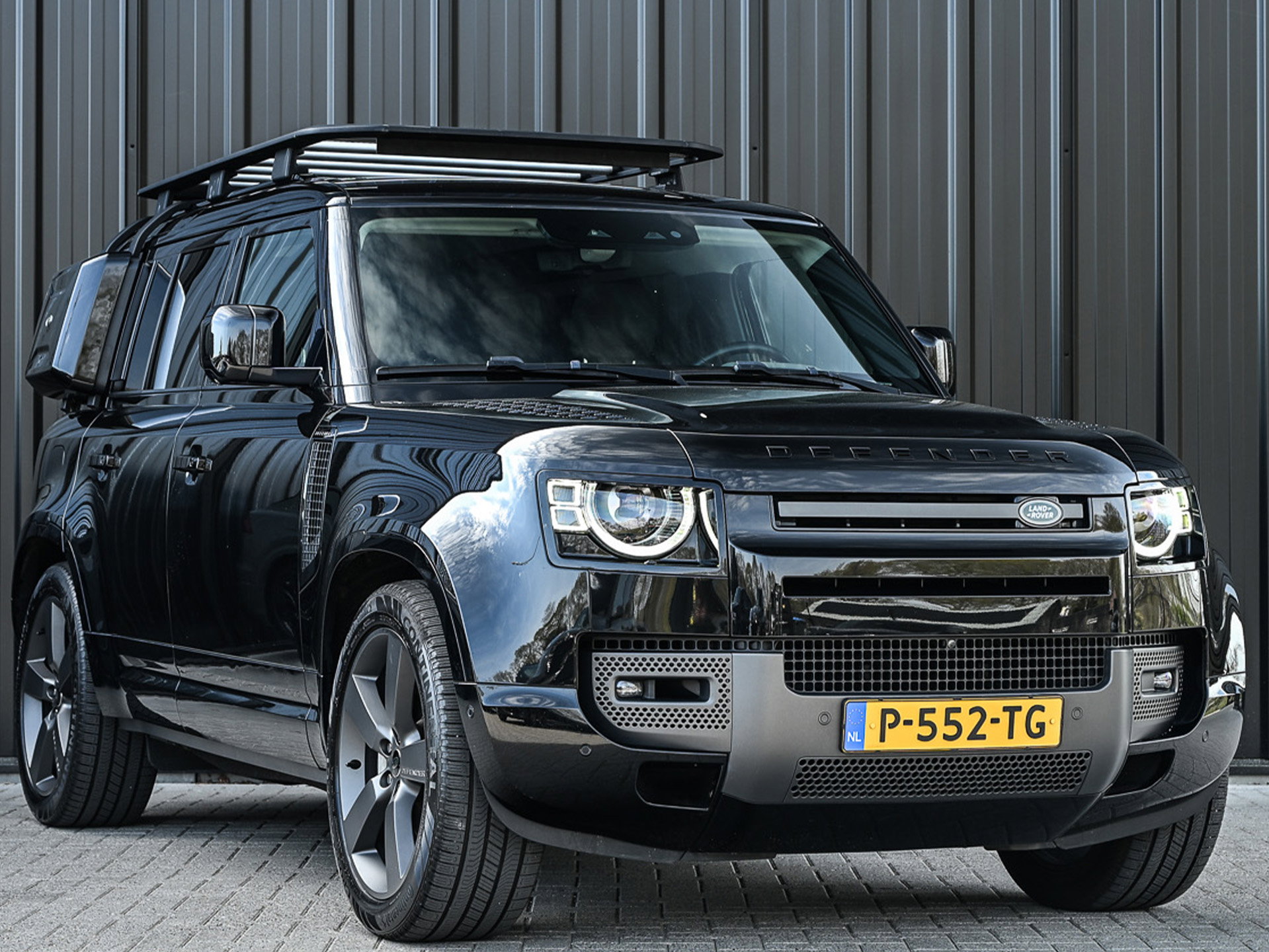 Land Rover Defender - 51