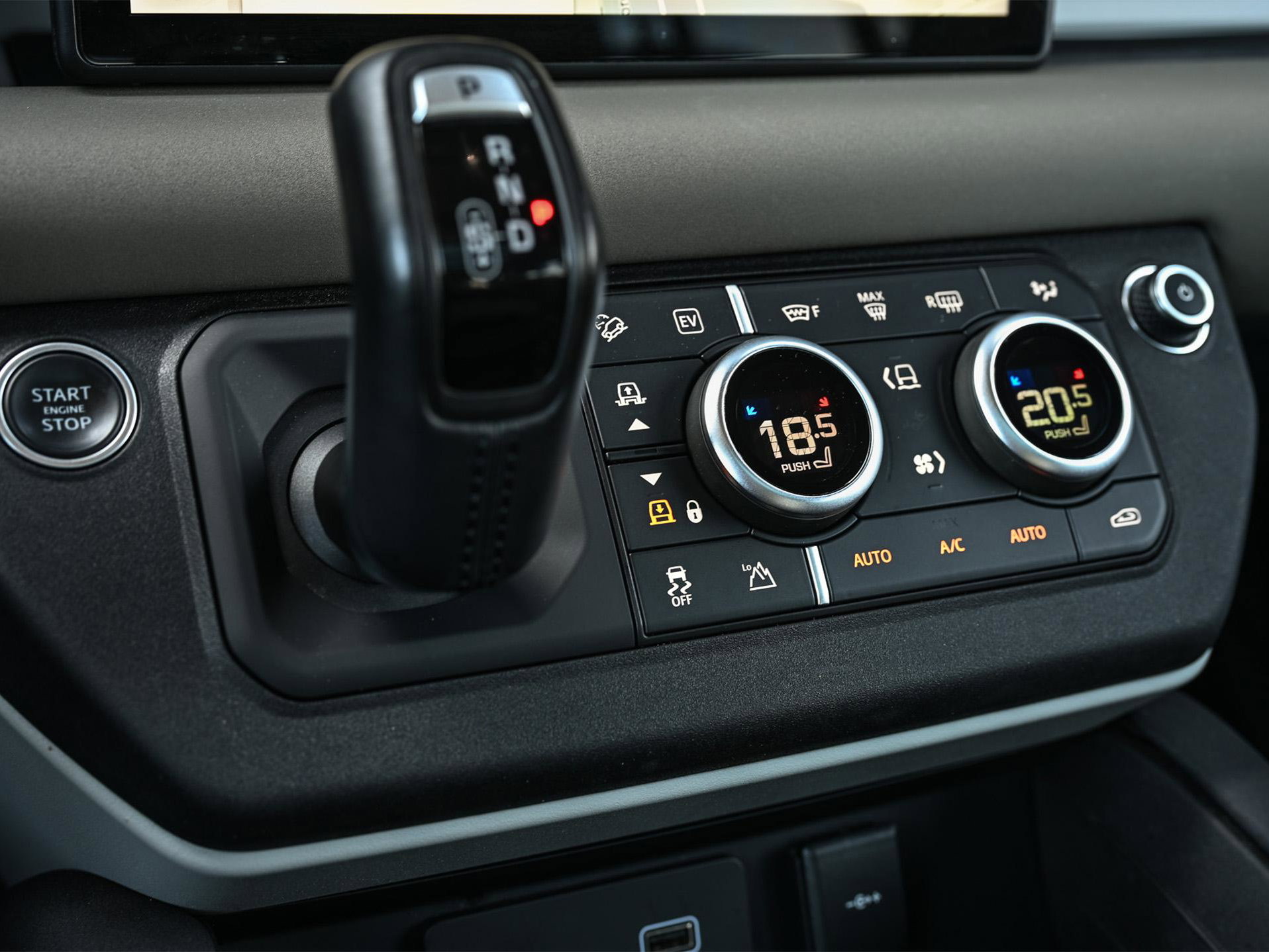Land Rover Defender - 41
