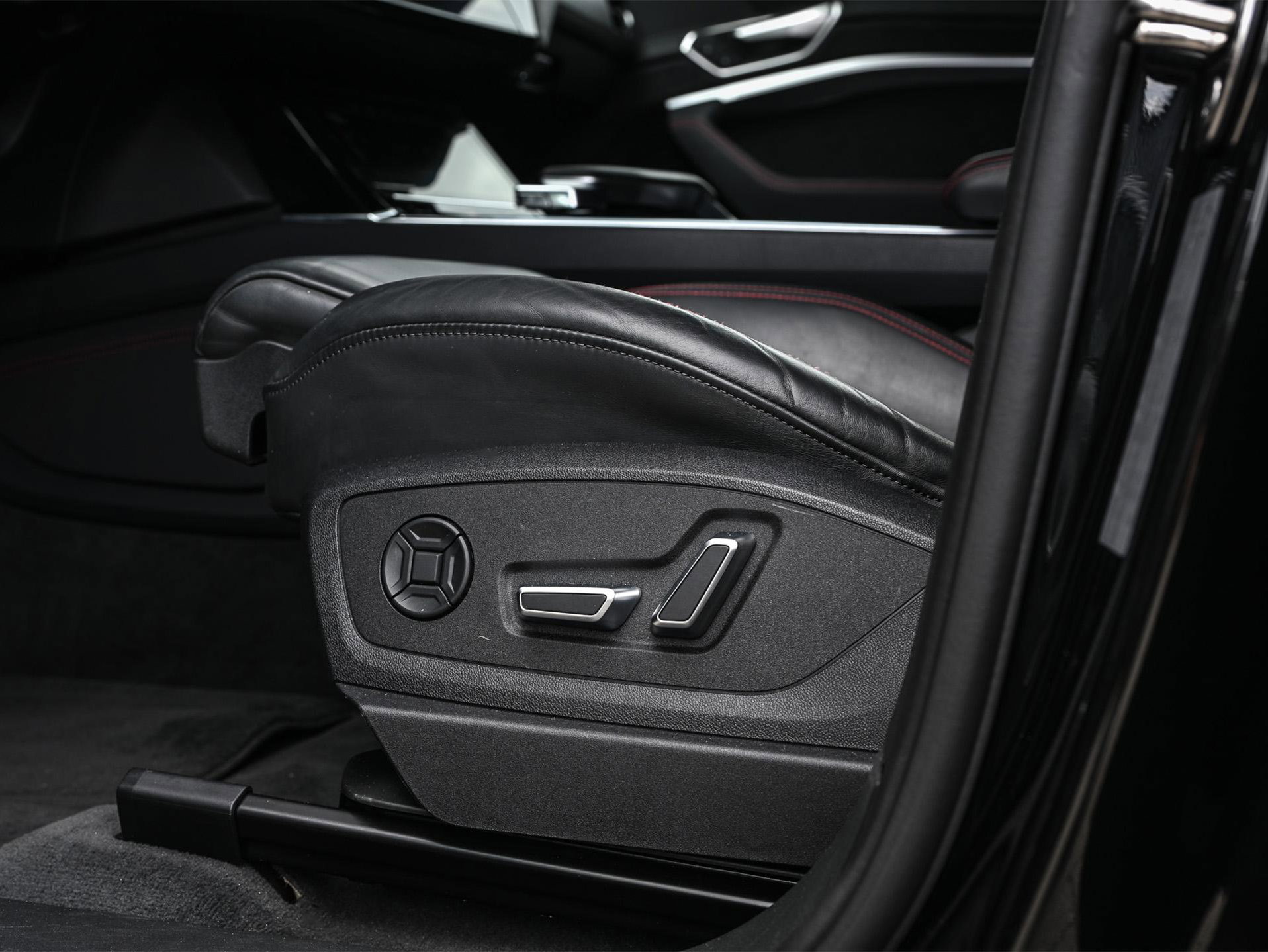 Audi Q8 Sportback e-tron - 11