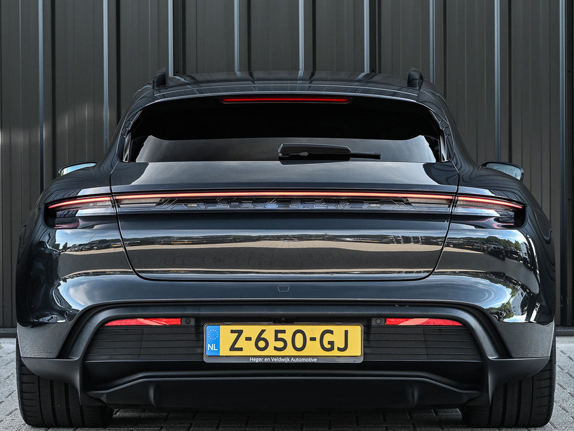 Porsche Taycan Sport Turismo - 21