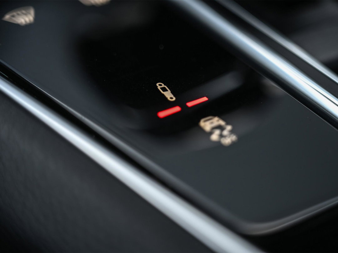 Adaptieve luchtvering met niveauregeling en hoogteverstelling inclusief Porsche Active Suspension Management (PASM)