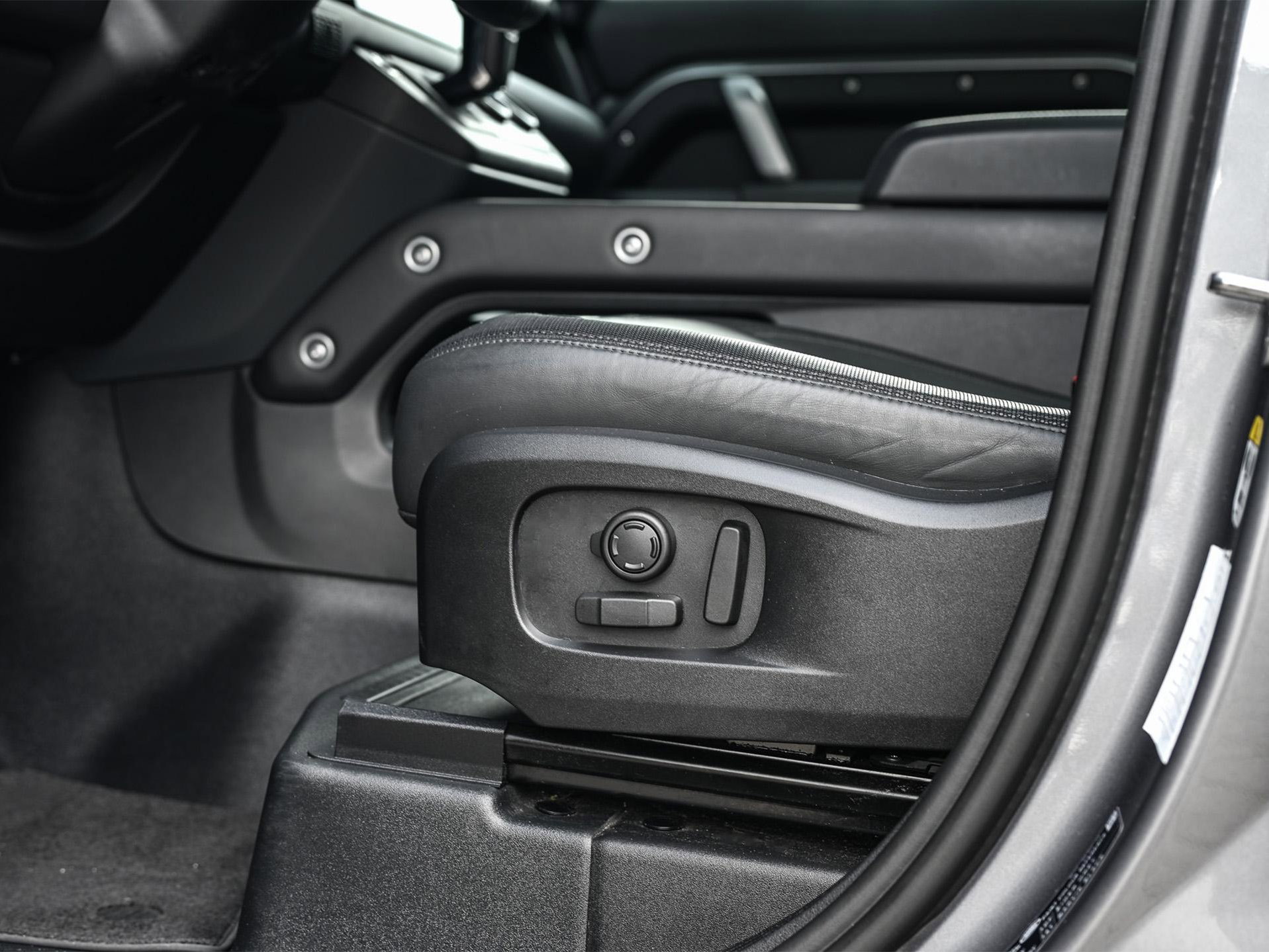 Land Rover Defender - 11