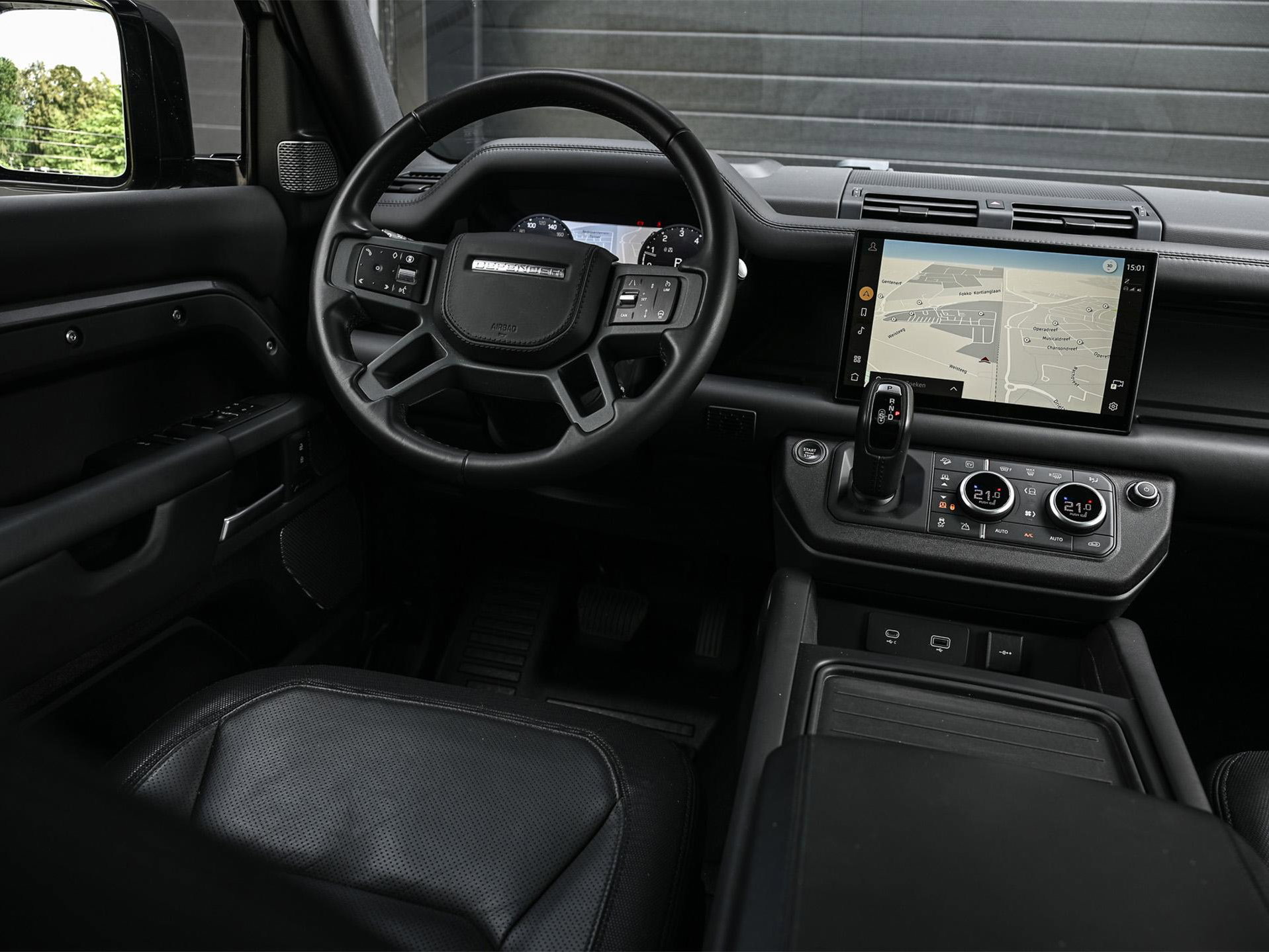 Land Rover Defender - 24