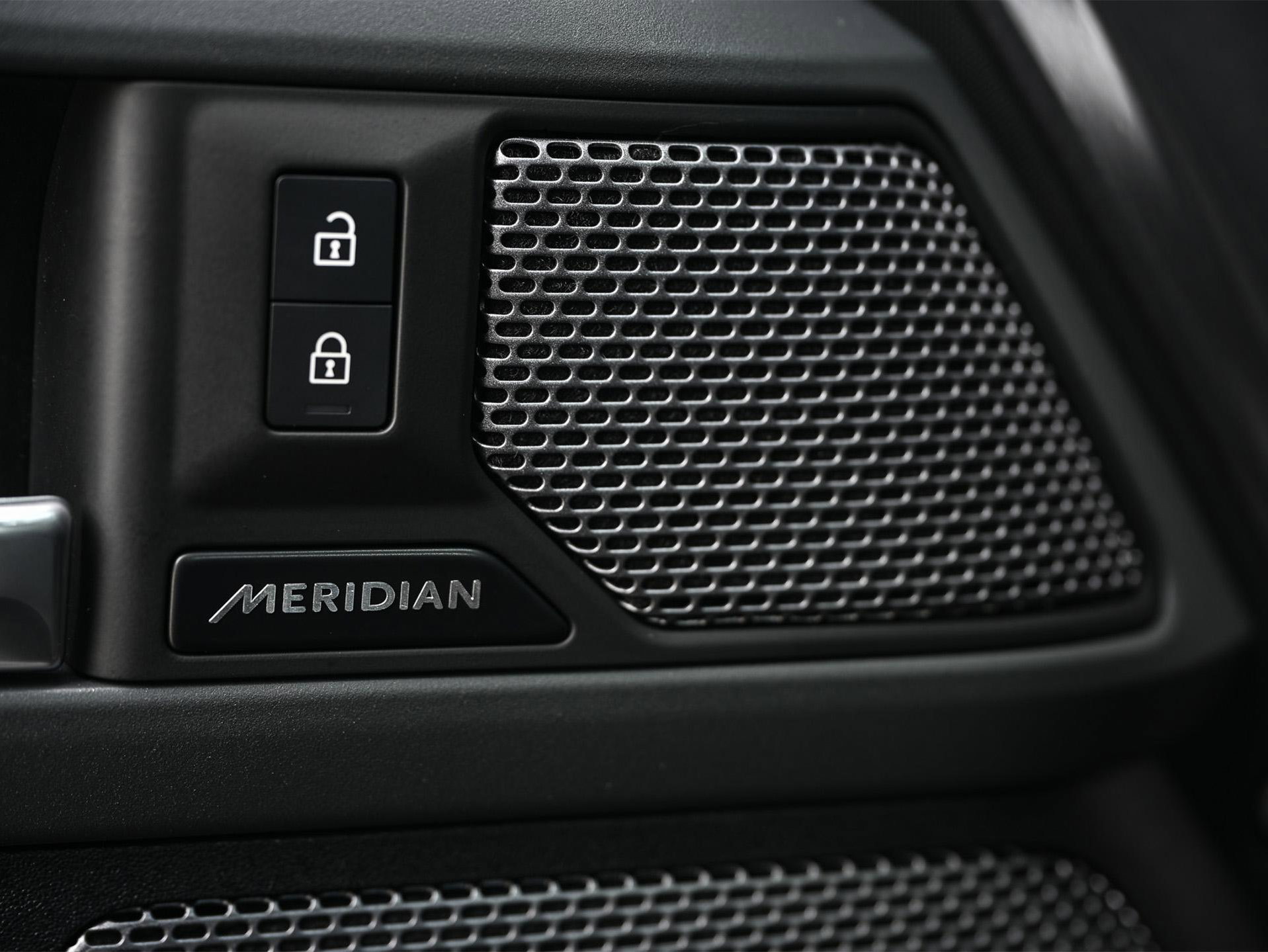Land Rover Defender - 2