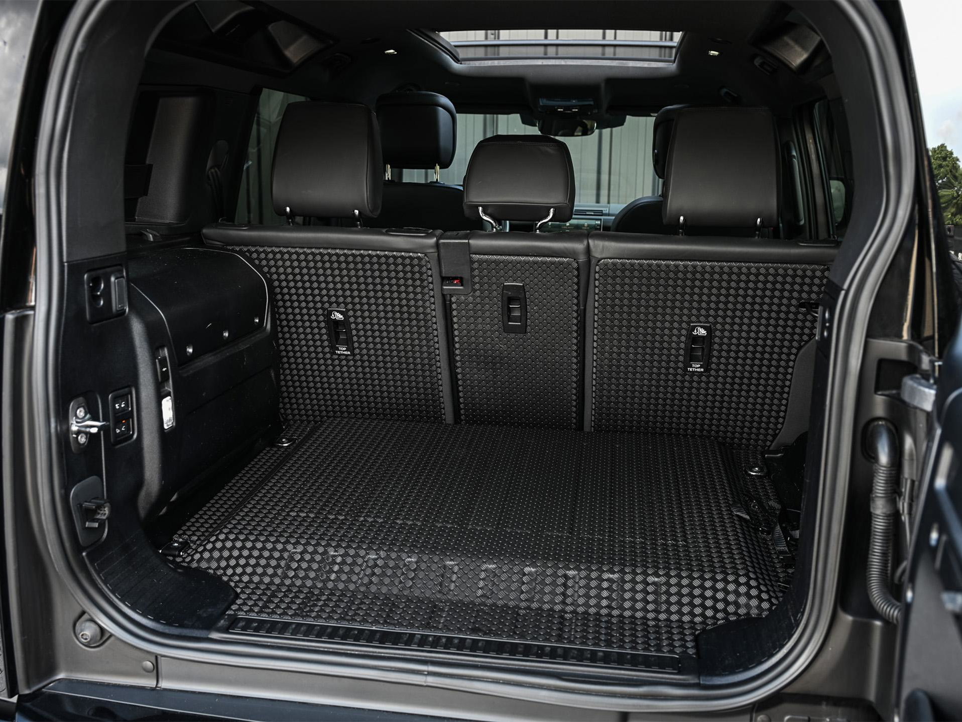 Land Rover Defender - 36
