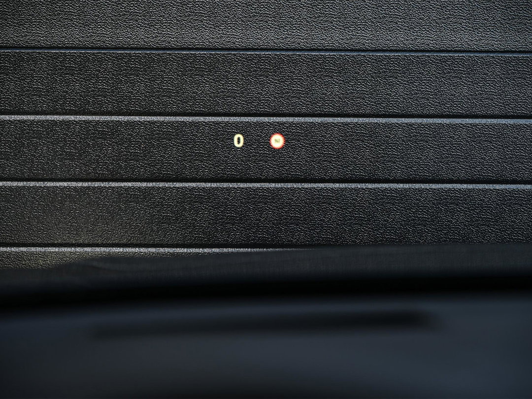 Grafisch Head-up Display voor weergave van de ingestelde snelheid van de adaptieve cruise control, verkeersbordenherkenning en navigatie aanwijzingen