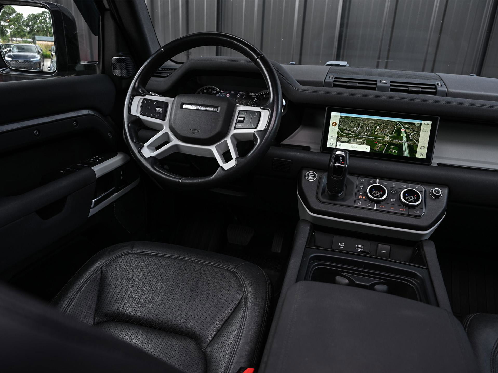 Land Rover Defender - 13