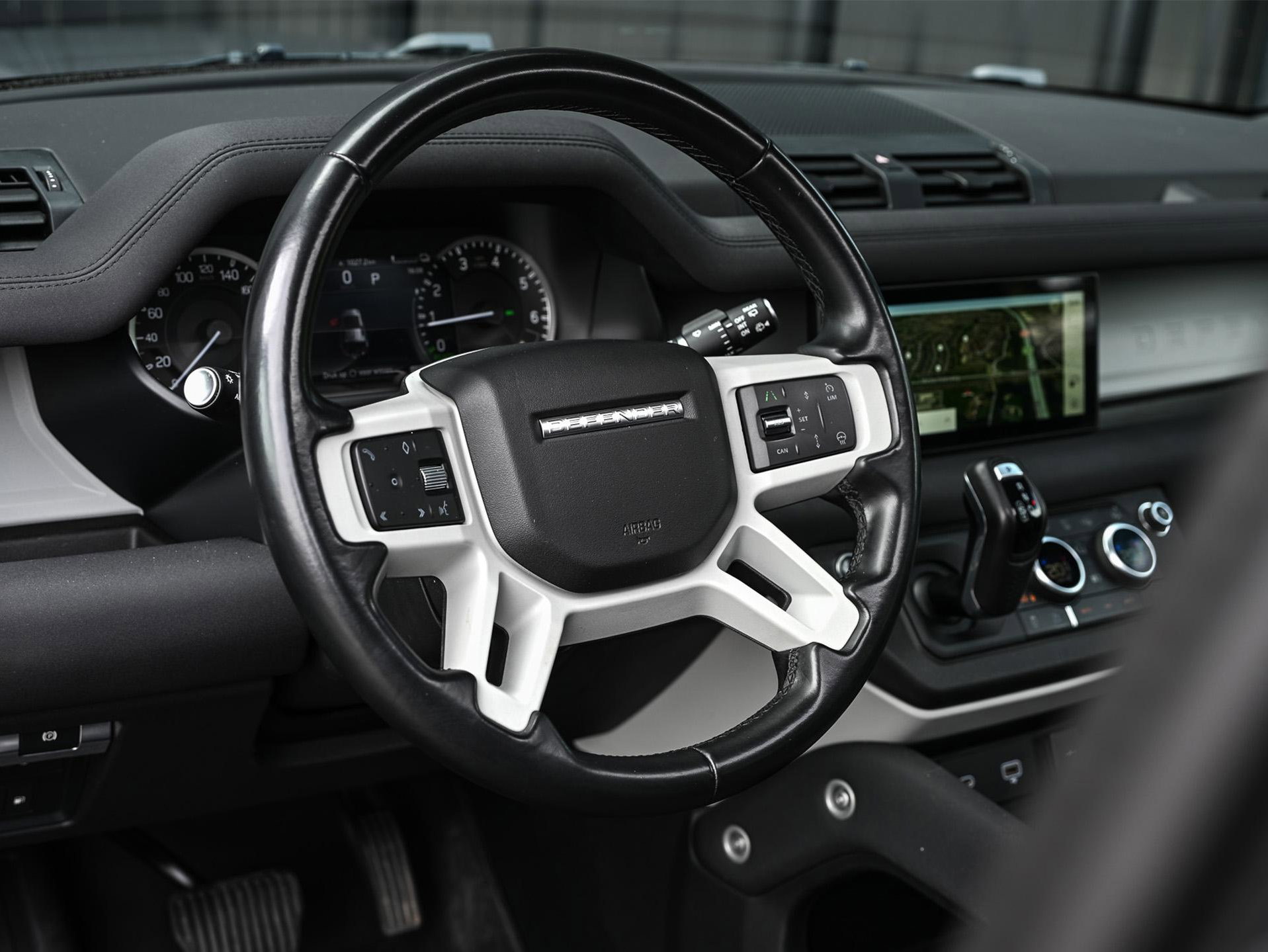 Land Rover Defender - 26