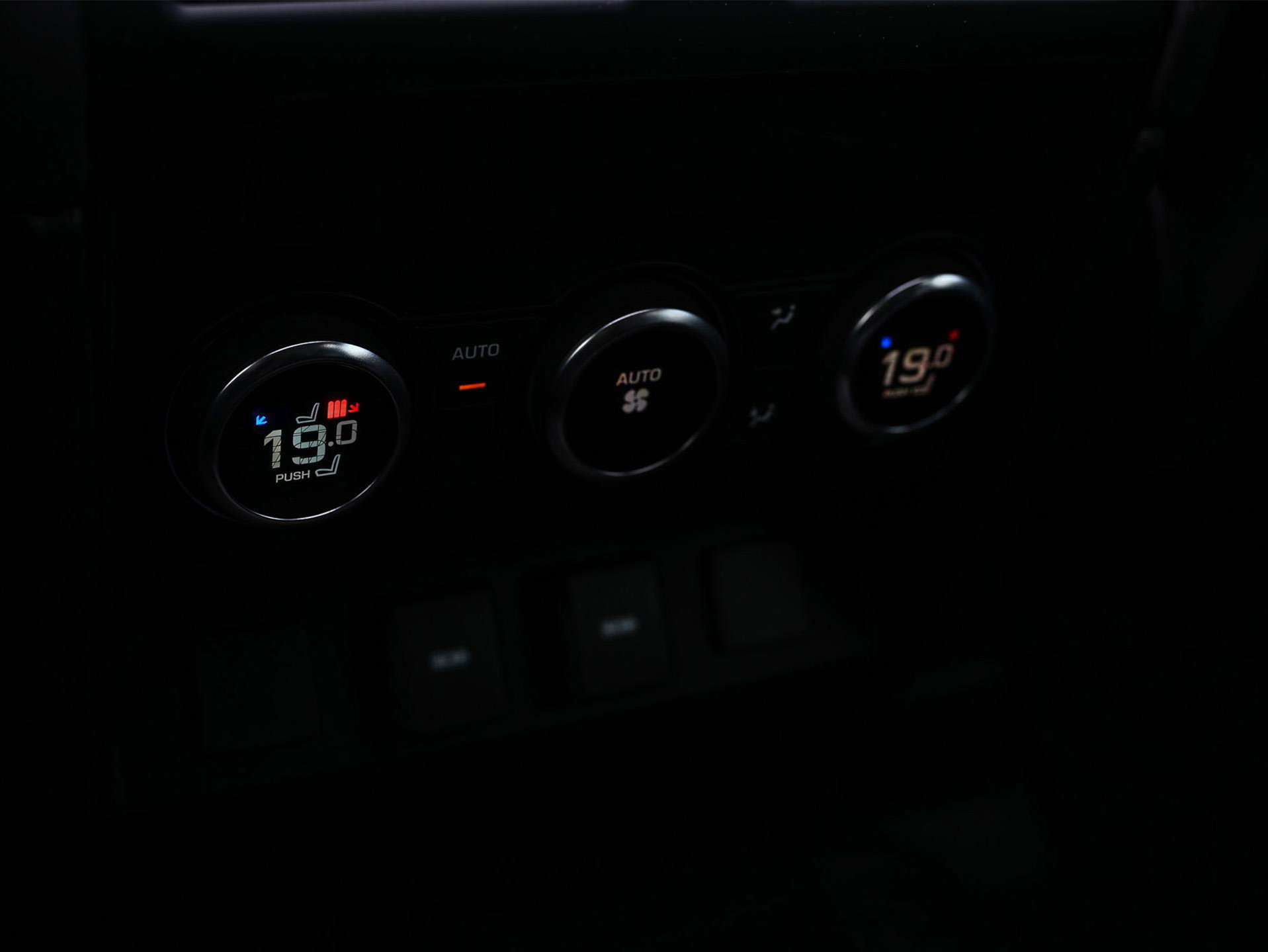 Land Rover Defender - 32
