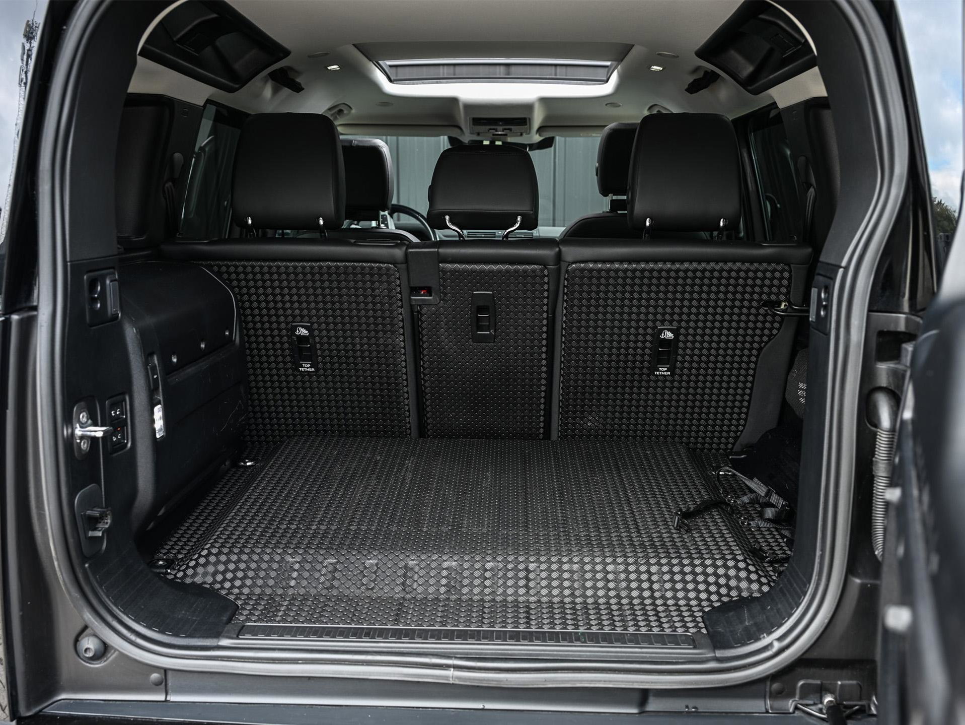 Land Rover Defender - 34