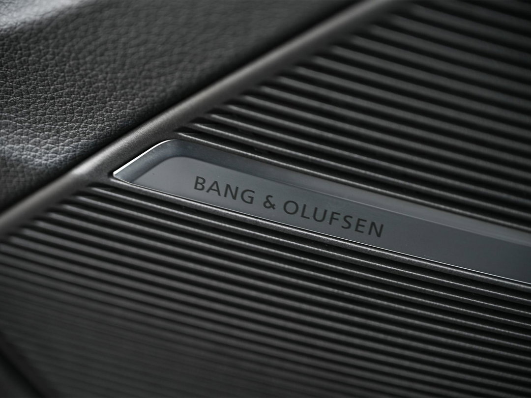Bang & Olufsen Premium soundsystem met 3D sound vóór