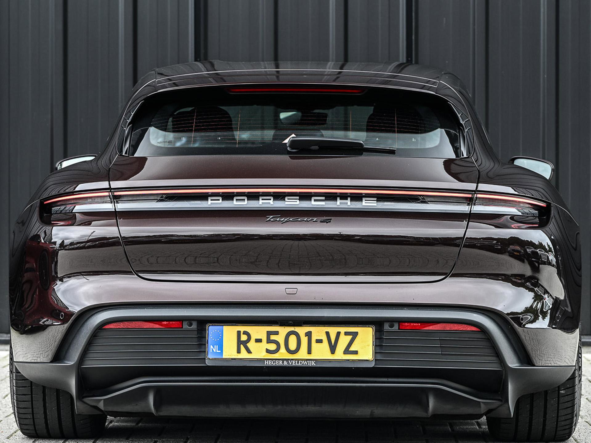 Porsche Taycan Sport Turismo - 18
