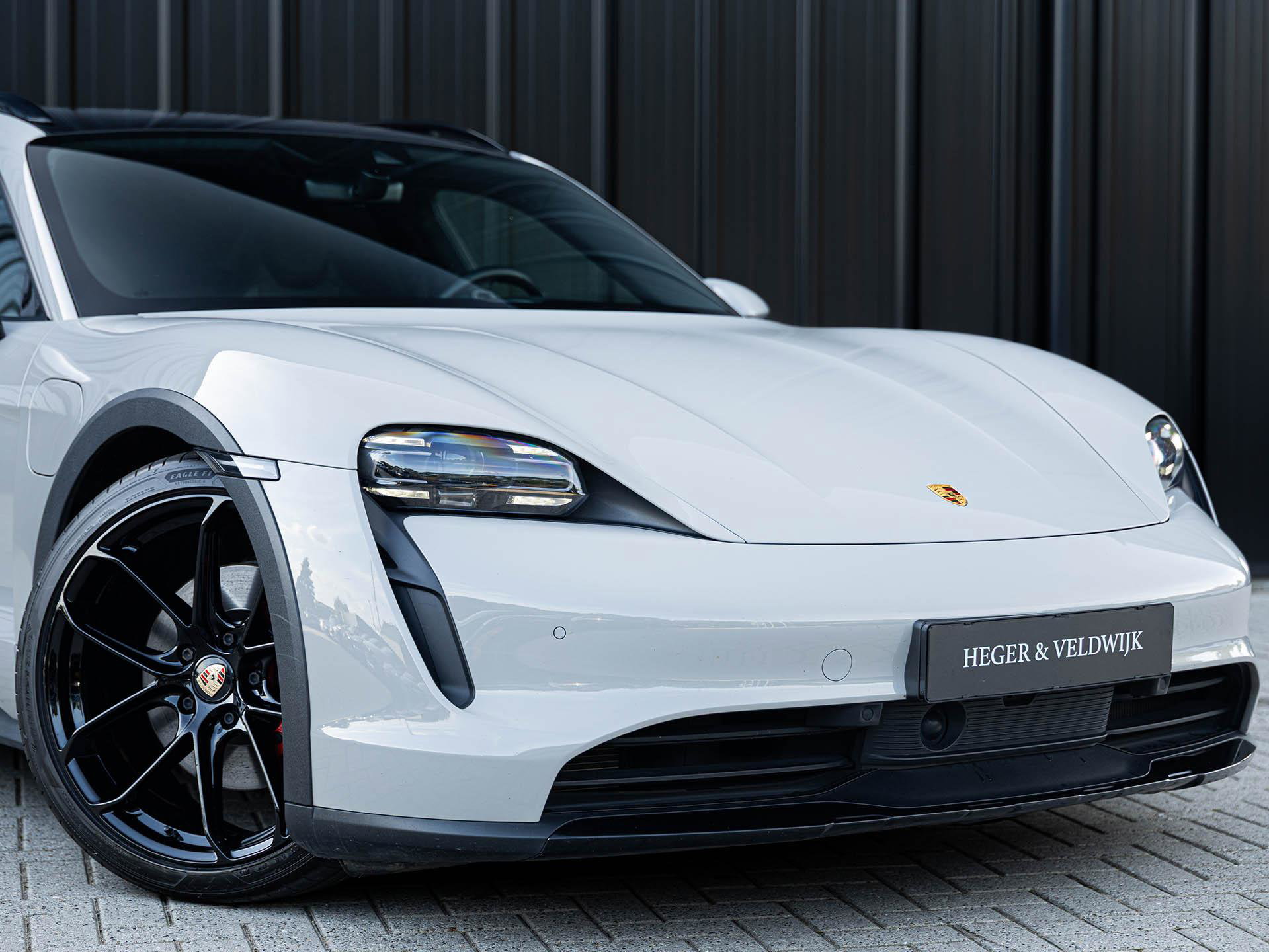 Porsche Taycan Cross Turismo - 17