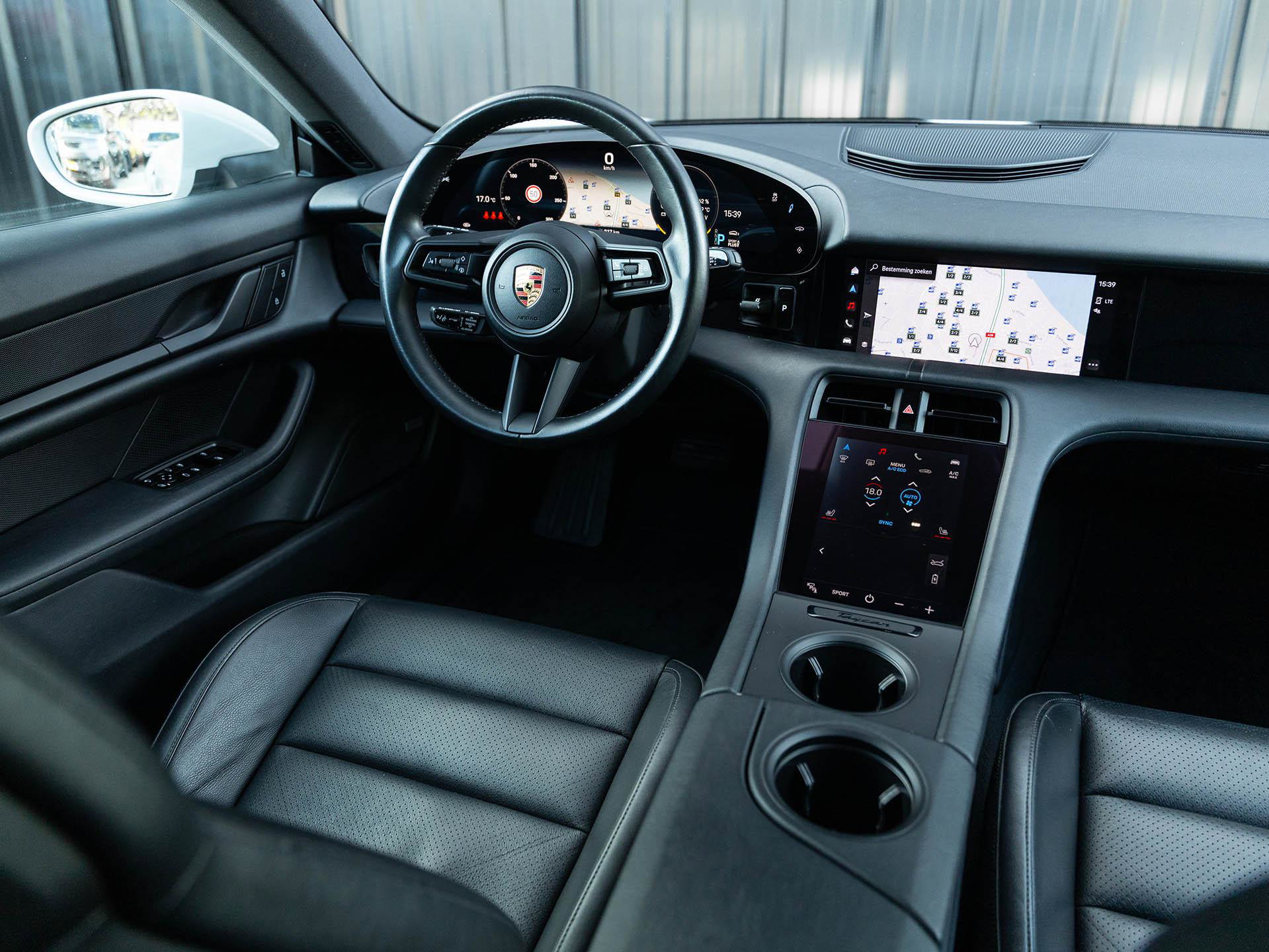Porsche Taycan Cross Turismo - 38